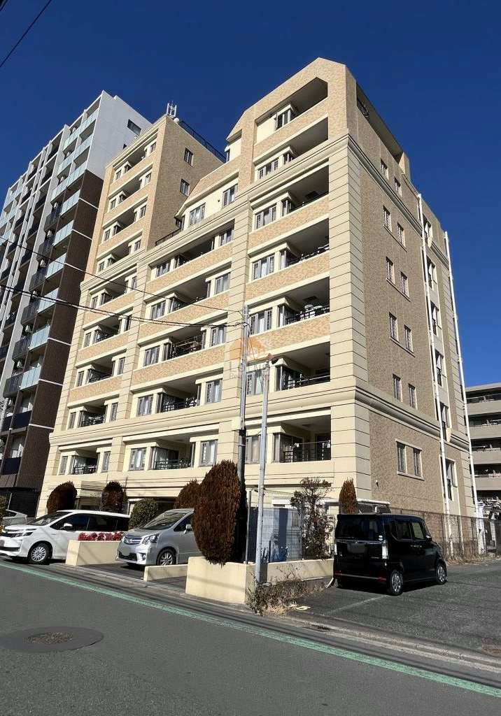 グランシティ新小岩Ⅱの外観。ベージュ系タイル貼りと段差を活かしたファサードが特徴で、落ち着いた街並みに調和しながらも存在感のある外観デザインです。敷地内には専用駐車場が確保されています。グランシティ新小岩Ⅱは、平成14年築、10階建てのマンションです。