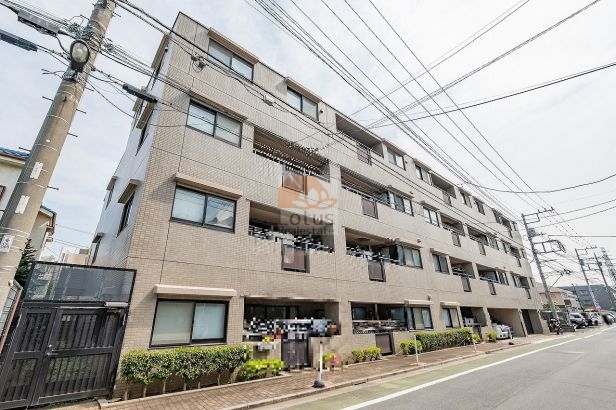 アルブル高島平は、平成10年築、ベージュ系タイル貼りの落ち着いたデザインで、全体に整った印象。前面道路に面した植栽が手入れされており、住戸ごとのバルコニーが連なる端正なフォルム。全4階建・総戸数17戸の穏やかな低層レジデンス。