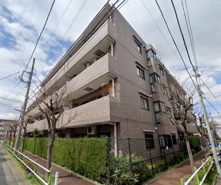 ライオンズシティ小竹向原は、平成８年築、５階建てのマンションです。整ったタイル貼りの外壁と、植栽が丁寧に整えられた歩道沿いのフェンスが、清潔感と安心感を演出します。低層の落ち着いた佇まいは、閑静な住宅街に調和した好印象のレジデンスです。