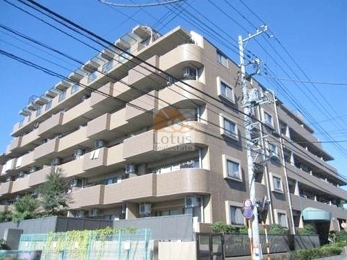 レクセルマンション五反野ビバーチェの外観は、7階建ての落ち着いたブラウン系タイル貼りで、周囲の街並みに馴染みつつもしっかりとした存在感。バルコニーラインが横に広く伸びる設計で、開放感ある暮らしがイメージできる外観です。レクセルマンション五反野ビバーチェは、平成14年築、7階建てのマンションです。