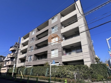 瀬田南シティハウスは、平成13年築、5階建てのマンションです。落ち着いたツートーンのタイル貼りと植栽が整えられた前面道路が調和し、静かな住宅街に溶け込む品格ある佇まいです。