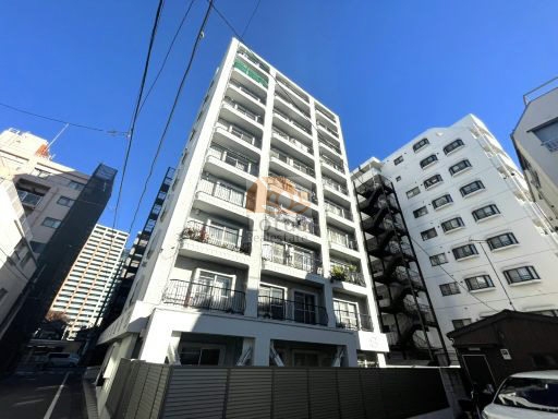 地上10階建てのSRC構造で、令和2年に耐震改修工事を終えた外観です。白を基調とした直線的なデザインに、バルコニーの黒い手すりがアクセントとして映えています。「大森駅」徒歩10分、「大森海岸駅」徒歩8分のアクセス性を備えながら、周囲は落ち着いた住環境で、朝は光がバルコニーに柔らかく反射していました。シャンボール第２大森は、昭和48年築、10階建てのマンションです。