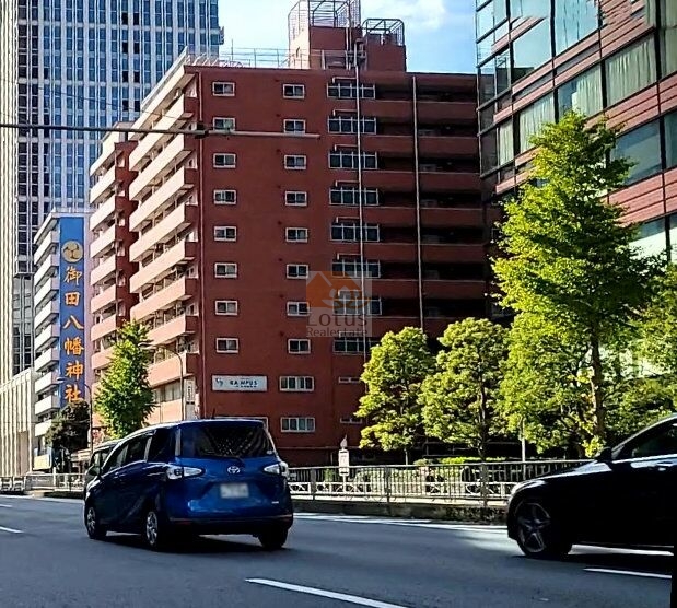 ハイライフ三田は、昭和54年築、。第一京浜沿いに位置し、赤茶のタイル貼りが印象的な11階建てマンション。都市の主要幹線道路に面しながら、植栽と街路樹が調和し、港区らしい都心型レジデンスを演出しています。