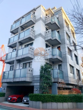 サンクタス千歳烏山の外観。グレーとホワイトの外壁が織りなすモダンなデザインで、立体的なバルコニー配置が特徴。角地に立地し、採光と通風にも配慮された建物構成です。サンクタス千歳烏山は、平成11年築、6階建てのマンションです。