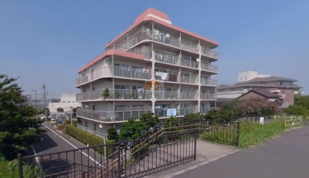 多摩川緑地に面した立地らしく、堤防の高さと近さがそのまま景観のひらけ方につながっています。低中層6階建の構成で、外観は1981年竣工らしい端正なフラットスラブ形状。南側に抜けがあり、光の入り方が素直な住棟計画です。徒歩3分に「セブン-イレブン 本羽田第三公園前店」があり、堤防散歩のついでに日用品を補える距離感。