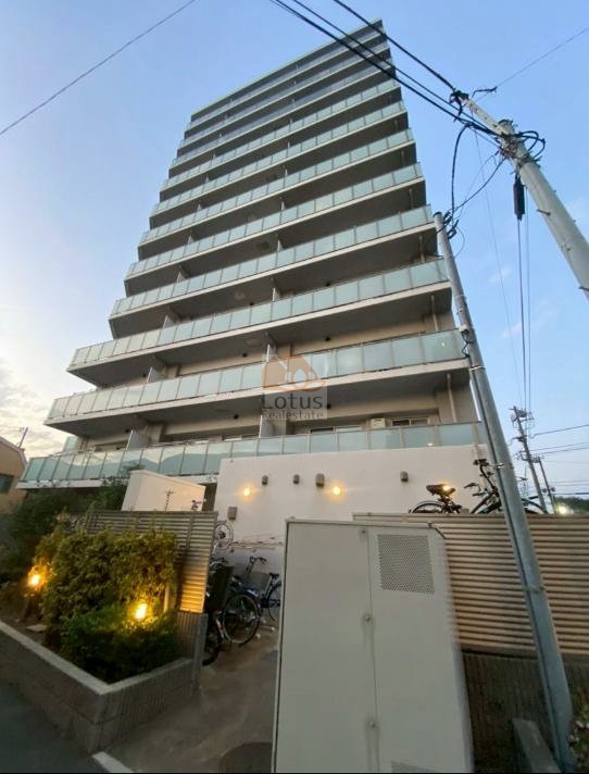 プレシス堀切菖蒲園は、平成28年築、地上12階建てのスリムなフォルムで、全住戸にバルコニーが設置された南向き設計。縦に伸びるガラス手すりのラインが、スタイリッシュな印象を与えます。