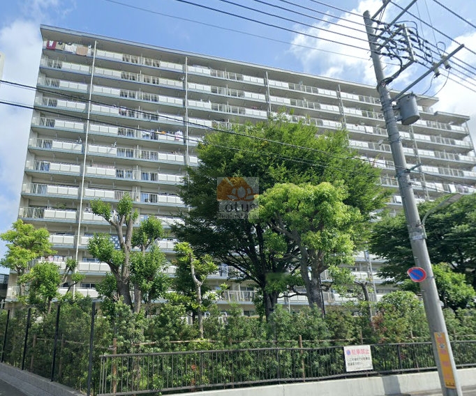 南六郷パークハウスは、昭和56年築、全13階建の大規模マンション。広がりのあるファサードと周囲の植栽が、住環境のゆとりを感じさせます。自転車置場や周辺施設への動線も良好です。