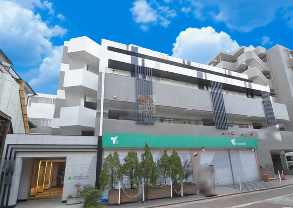 店街の通りに面したファサードが印象的なルジェンテベルテ大森西。白とグレーを基調とした外観に、垂直ラインの装飾がスタイリッシュなアクセントとして映えています。エントランス脇の植栽や照明演出からは、洗練された都市型ライフスタイルが感じられます。日々の買い物や通勤がスマートに整う、街と調和した佇まいが魅力です。