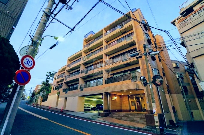 ハイホーム南馬込は、平成9年築、5階建てのマンションです。ベージュ系タイル張りの外壁が特徴で、街並みに溶け込む中層レジデンス。低層住宅街に位置しながらも、存在感のある構えが安心感を与えます。
