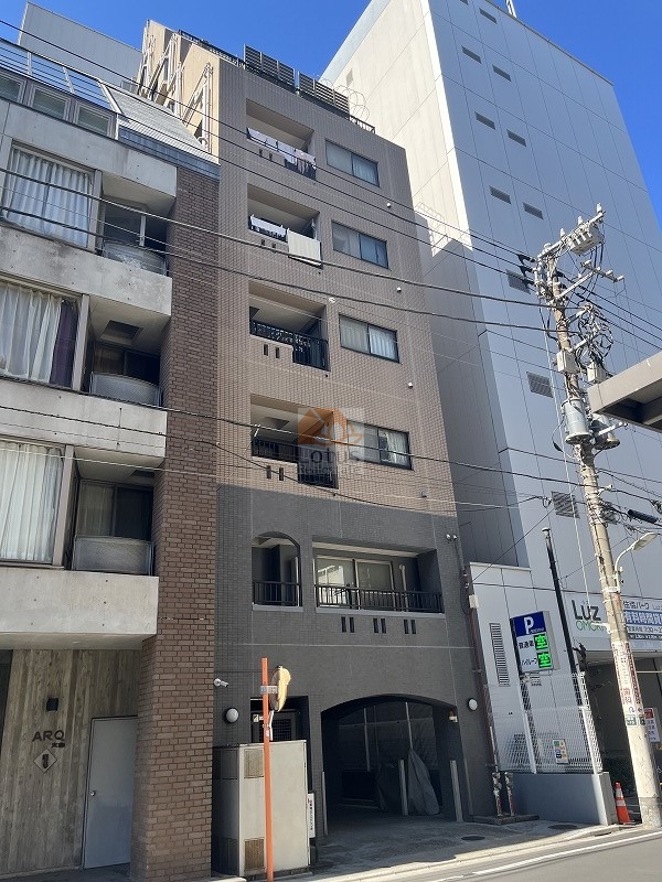 ガーデンホーム大森の外観は、落ち着いたブラウン系タイル貼りを基調とし、街並みに溶け込むシンプルで端正なデザイン。周辺にはオフィスビルや商業施設も多く、利便性の高いエリアに立地。ガーデンホーム大森は、平成12年築、13階建てのマンションです。
