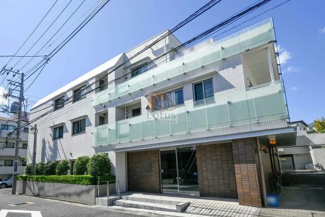 ブリリア小日向一丁目の外観。白を基調とした外壁とガラス手すりが印象的な、洗練された3階建て低層レジデンス。植栽と建物の調和が美しく、落ち着きある街並みに自然と馴染む佇まいです。Ｂｒｉｌｌｉａ小日向一丁目は、平成17年築、3階建てのマンションです。
