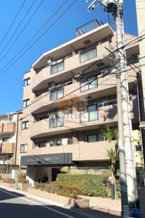 レクセルマンション板橋徳丸の外観。ベージュ系タイル貼りのファサードが整い、シンプルながら落ち着いた街並みに調和した佇まい。レクセルマンション板橋徳丸は、平成10年築、6階建てのマンションです。