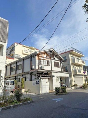 ジュネス大森中央は、住宅街の一角に落ち着いた佇まいを見せています。周囲には植栽や低層の住宅が連なり、穏やかな街並みを感じます。ジュネス大森中央は、昭和55年築、5階建てのマンションです。