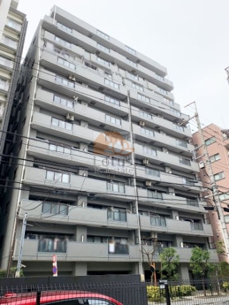 ライオンズマンション船堀駅前の外観全景を撮影。ダークグレーを基調とした落ち着いた外壁が、都市型の暮らしに調和。ライオンズマンション船堀駅前は、平成11年築、13階建てのマンションです。