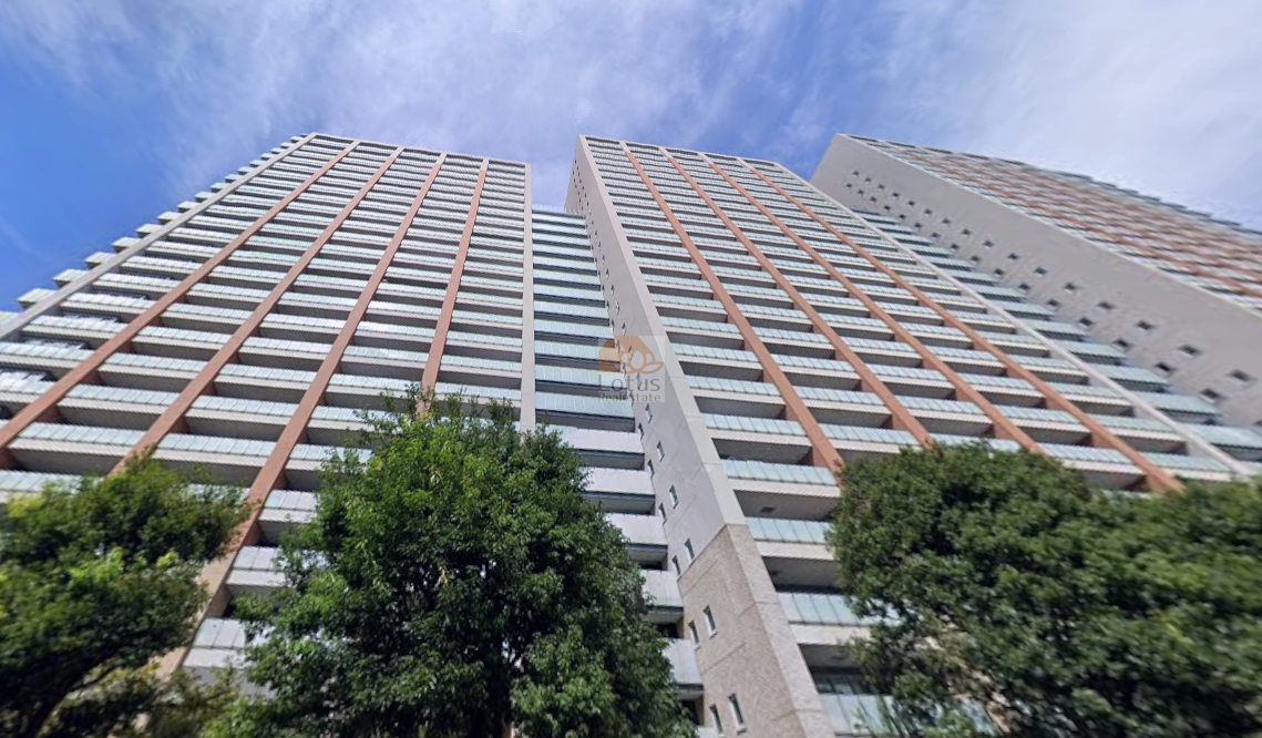 大森海岸駅から徒歩5分ほど歩き、ふと空を仰ぐと、総戸数565戸・25階建ての外観が静かに立ち上がり、光を受けたガラス手すりがすっと伸びる様子が印象に残ります。足元まで広がる植栽が風を軽く運んでいて、ここに帰る動線が自然と落ち着きやすい生活動線です。大森プロストシティレジデンスは、平成17年築、25階建てのマンションです。