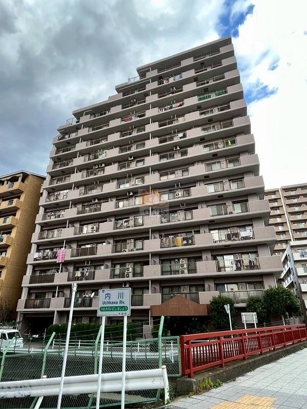 平和島駅から徒歩5分、内川沿いにゆったりと構える総戸数164戸の大規模マンションです。バルコニーがリバーサイドに向き、穏やかな水辺の風景が日常に溶け込みます。