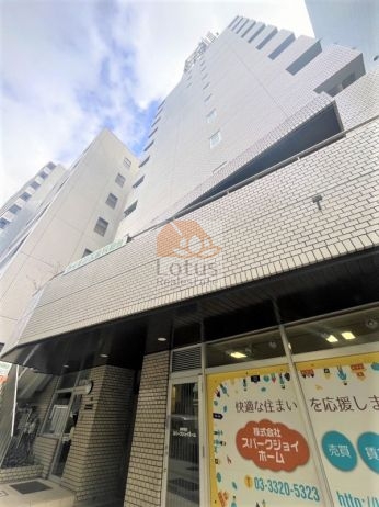 初台スカイレジテルの外観。タイル張りの外壁が縦に連なる構成で、道路面に対して落ち着いた存在感を与えています。1階部分はガラス面とセットバック構造で構成され、街並みに圧迫感を与えず、視認性の高い構成が採用されていました。初台スカイレジテルは、昭和57年築、11階建てのマンションです。