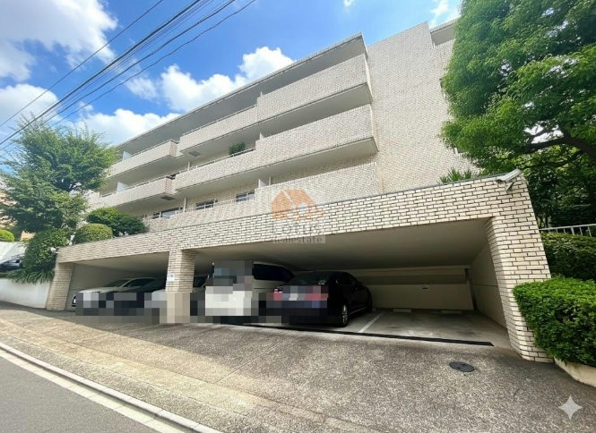 中落合シティハウスは、昭和54年築、4階建てのマンションです。