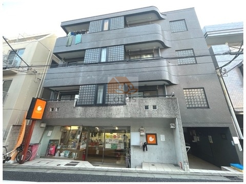 地上4階建てのRC造マンションの1階部分には店舗が入り、上層階は住戸となっています。直線と曲線を組み合わせたバルコニーデザインやガラスブロックが外観のアクセントとなり、三軒茶屋駅徒歩圏の利便性と低層住宅エリアの落ち着きを両立します。駅近で日常の移動時間を短縮しながら、都心生活と静かな住環境を享受できる立地です。