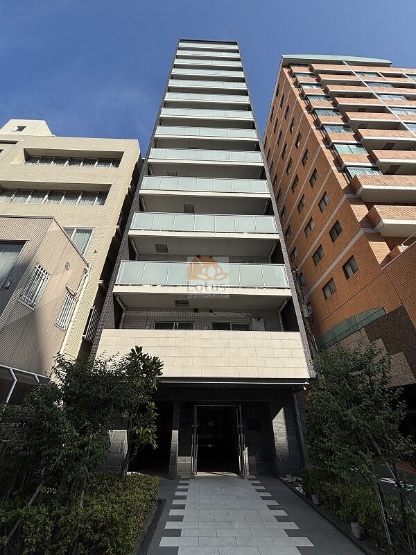 メインステージ入谷Ⅱは、15階建ての外観が縦にすっきりと伸び、隣接する建物と比べても高さが際立ち、昭和通り沿いの立地らしい存在感があります。メインステージ入谷Ⅱは、令和2年築、15階建てのマンションです。