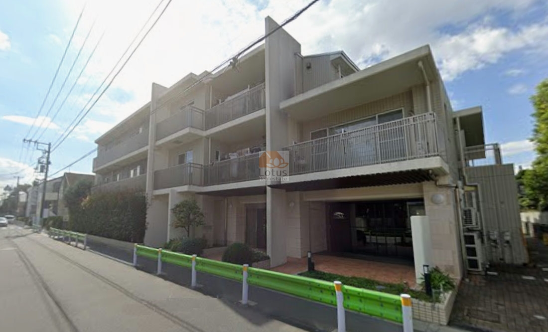 落ち着いた低層フォルムが第一種低層住居専用地域の街並みに合います。上井草駅と井荻駅が徒歩10分圏内に入る立地で、静穏さと利便が両立しています。外壁の連続するラインが奥行きの陰影を生み、過度な装飾を用いずに住まいとしての安定感を示す構成といえます。ラヴィドール杉並上井草は、平成15年築、3階建てのマンションです。