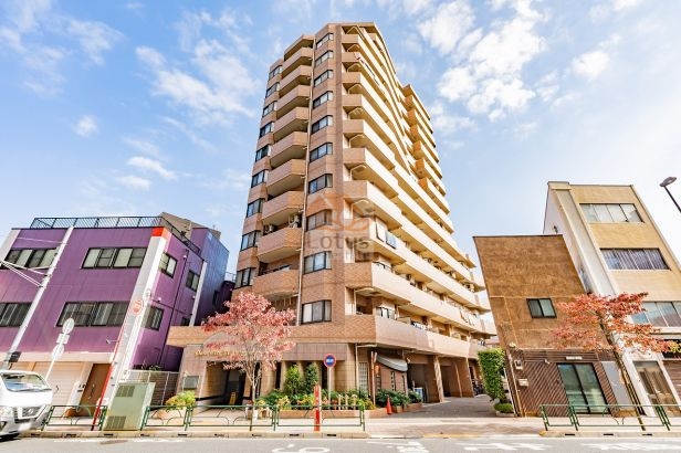 タイル貼りの外観が通り沿いに端正に立ち上がり、三河島駅徒歩4分という距離感が数字以上に身近に感じられます。オートロック付きの中規模レジデンスらしく、生活動線の現実感と落ち着きが同居する佇まいです。