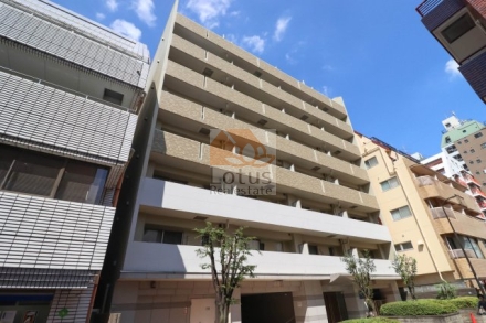 ユニーブル南池袋の外観。地上8階建ての外観は、シンプルな水平ラインを強調したデザインで、都心の街並みに自然に溶け込みながらも、落ち着いた存在感を放っていました。タイル貼りの外壁が長年の風雨にも色褪せず、住まう人の誇りを支えてくれるようでした。ユニーブル南池袋は、平成11年築、8階建てのマンションです。