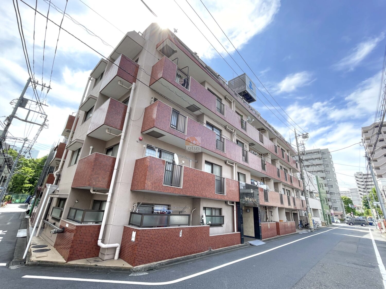 外観は赤系タイルをアクセントにした8階建で、「平和島」駅徒歩5分の落ち着いた生活圏に位置します。道路との距離感が適度で、新耐震基準に適合する構造が日々の安心につながると感じられます。セザール大森本町は、昭和63年築、8階建てのマンションです。