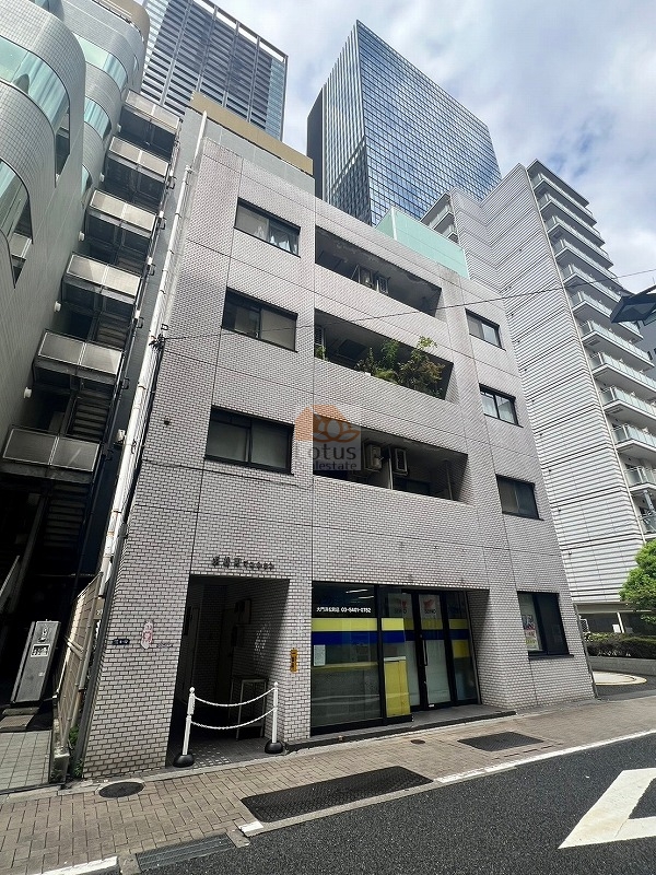 浜松町マンションの外観は、白いタイル貼りのシンプルなデザインで、都心のオフィスビル群に囲まれた立地に調和しています。低層ながら整然としたファサードを持ち、駅至近という利便性を象徴する都市型の建物です。浜松町マンションは、昭和61年築、5階建てのマンションです。