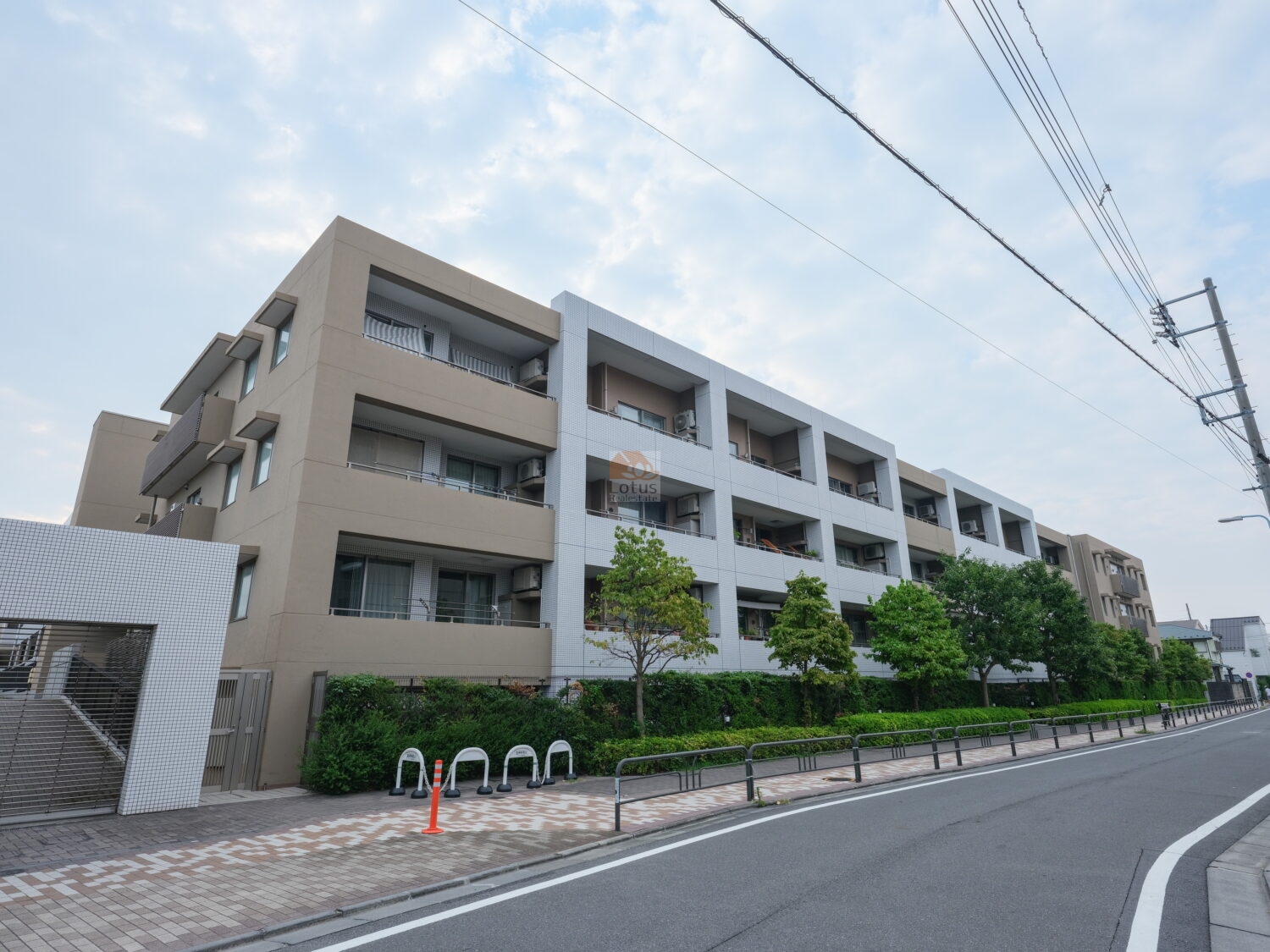 低層4階建ての落ち着いた佇まいが道路沿いに広がり、外壁はベージュとホワイトを基調としたタイル貼りで構成されています。建物前面には緑豊かな植栽が整えられ、歩道と一体化した景観が上質な住宅街の印象を与えます。パークハウス荻窪は、平成16年築、地上3階建て（地下1階）のマンションです。