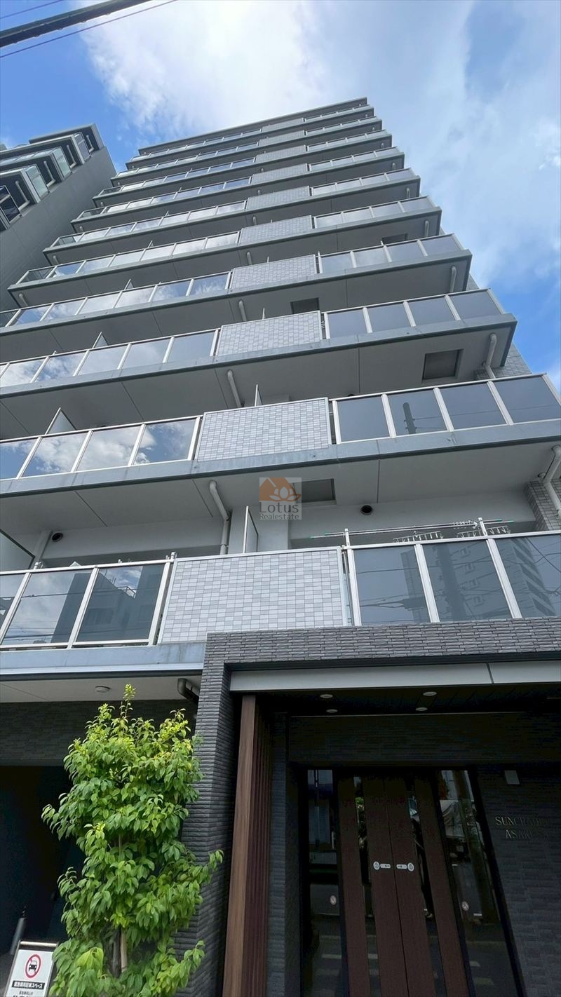 すっきりとしたフォルムが印象的な11階建ての外観です。白とグレーのタイルが青空によく映え、浅草エリアらしい明るい街並みに調和しています。角地に立つため通風もよく、開放感のある暮らしができます。