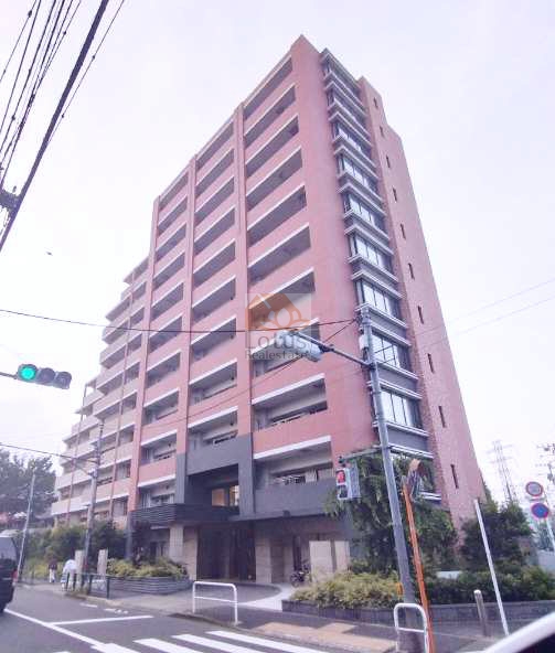 吉祥寺通り沿いに建つ11階建ての外観は、アースカラーのタイルとガラス手摺が組み合わされ、都会的な印象を与えていました。角地に面する立地ゆえ、光と風が取り込みやすく、街並みの中でもひときわ存在感を放っていました。センチュリー千歳烏山レジデンスは、令和元年築、11階建てのマンションです。