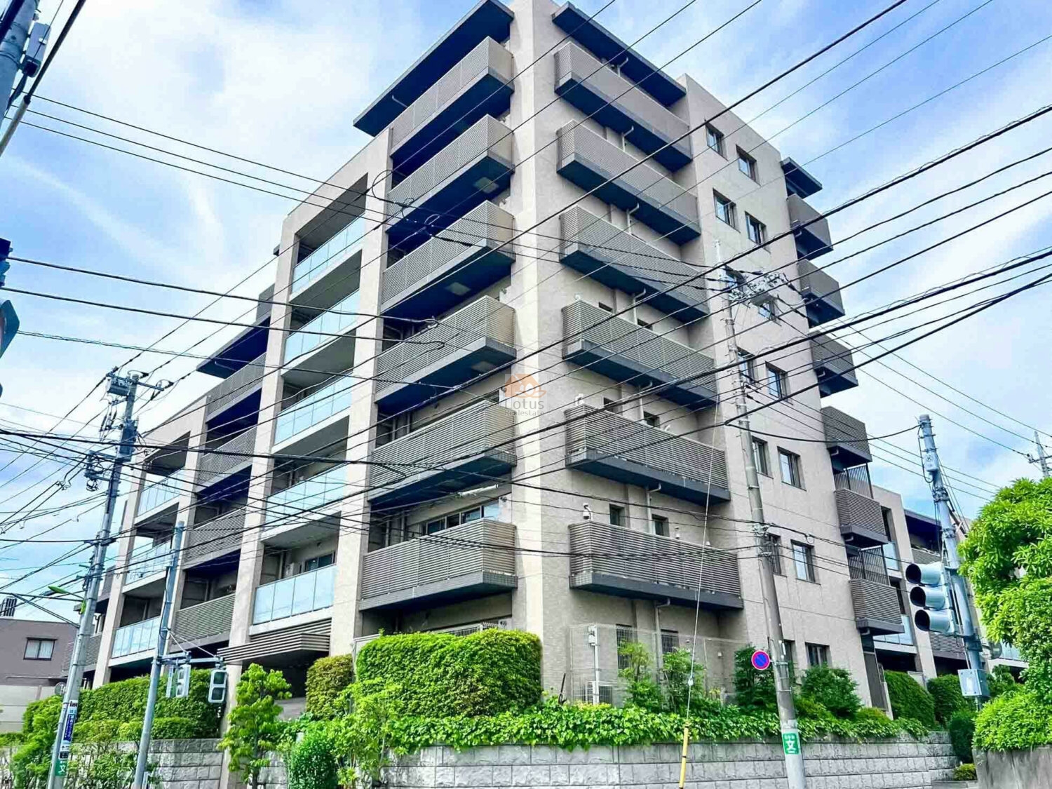 緑に囲まれた低層住宅街の一角に、ベージュ系タイルが調和した外観が佇んでいました。七階建てのスケールを感じさせつつ、落ち着いた住宅街に自然に溶け込んでいる様子を目にしました。ジオ上野毛は、平成26年築、7階建てのマンションです。