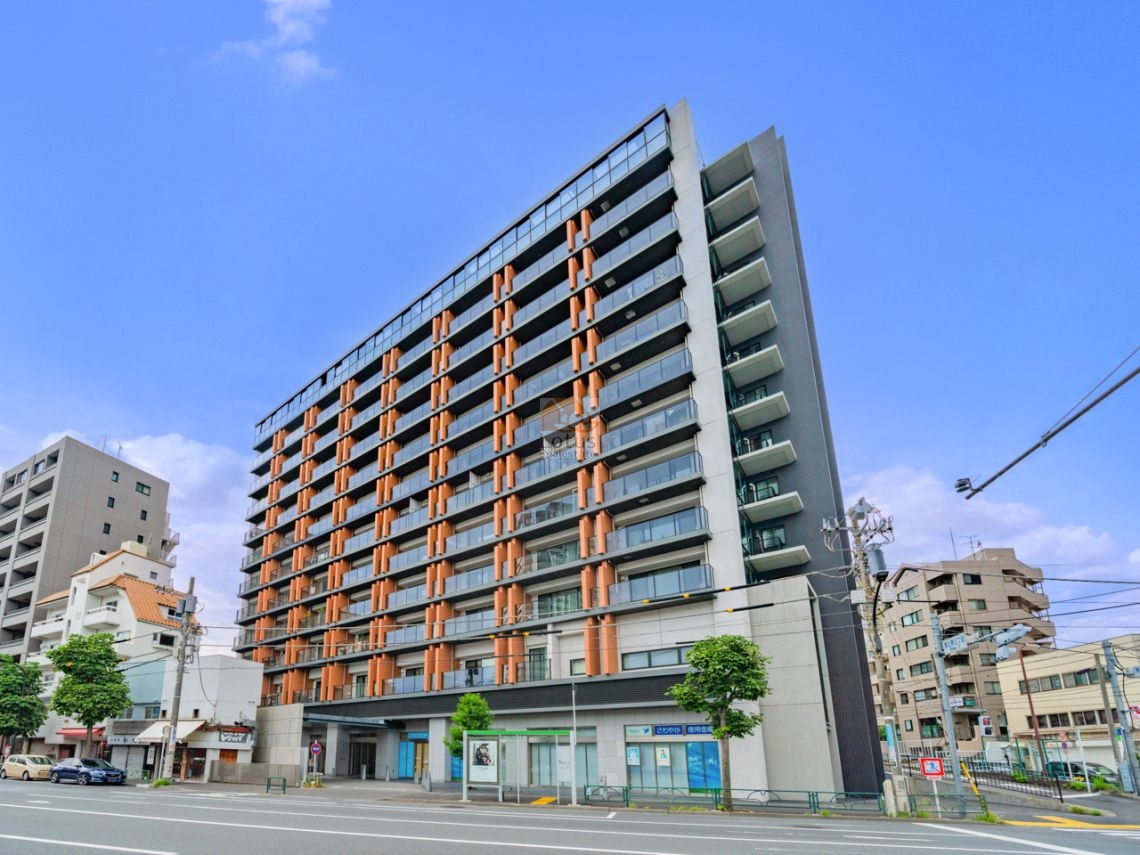 外苑西通り沿いに面したファサードは、煉瓦色タイルとガラスの構成がリズムをつくり、街並みに溶け込みながらも存在感を残します。中層規模のプロポーションが視界を圧迫しにくく、歩行中も圧迫感を覚えにくい点が印象的。2016年築・住友不動産分譲らしい、装飾過多にならない端正な外観構成といえます。