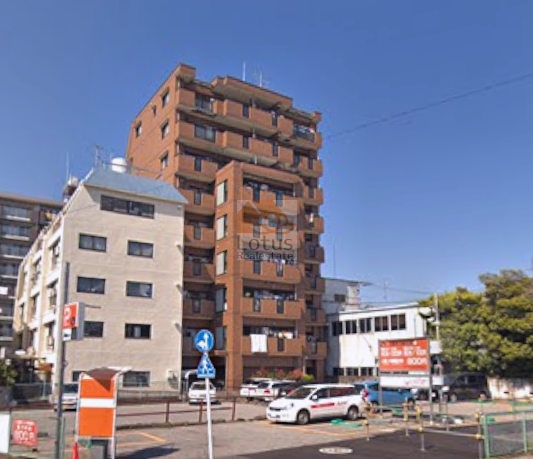 京成小岩駅から徒歩1分の駅前ポジションにあり、9階建てのブラウンタイル外観が周辺の低層建物と対比になって視認性があります。駅前ながら歩道が広めで、クルマの交通音も比較的落ち着いて聞こえる環境です。セザール京成小岩は、平成12年築、9階建てのマンションです。