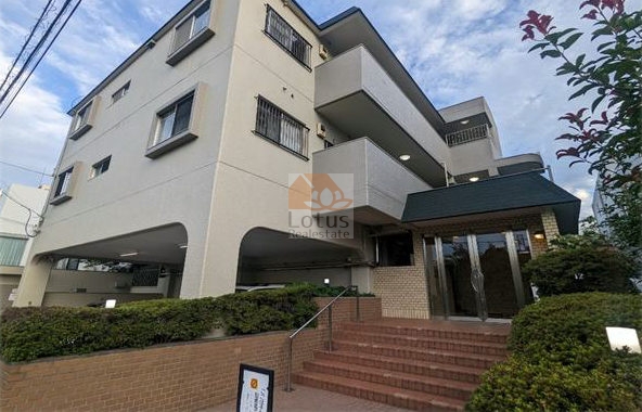 エントランスへ続く階段と植栽が緩やかな奥行きをつくり、低層3階建らしい落ち着きが漂います。エレベーター無という構造は維持管理を簡素にし、共用部コストを抑える選択ともいえます。用賀駅徒歩7分の住宅地にありながら、空が広く感じられるゆとりある前面スペースが印象的です。用賀ガーデンフラッツは、昭和54年築、3階建てのマンションです。