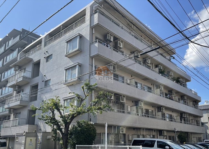 穏やかな住宅街に立つ5階建の外観は、白いタイルが陽光を柔らかく反射し、清潔感のある印象です。敷地内には駐車スペースが確保され、道路との距離感にもゆとりがあります。空の広さを感じる立地で、落ち着いた街並みによく馴染んでいます。ル・シック大森南は、昭和62年築、5階建てのマンションです。