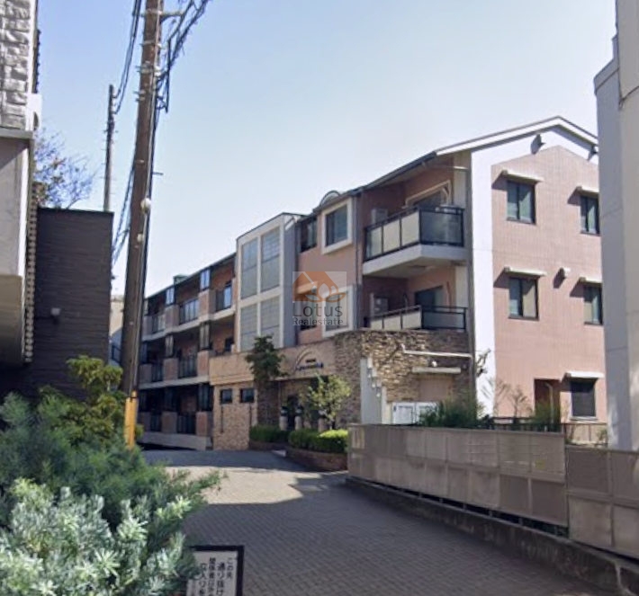 城南五山「池田山」エリアらしいゆるやかな高台に位置し、3駅6路線を徒歩圏で使える立地です。低層3階建のスケールに対してアプローチが広く取られており、車と人の動線を分けやすい計画になっています。