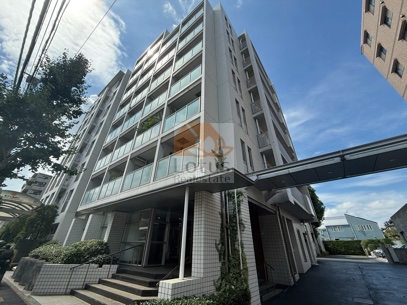 駒沢オリンピック公園へ徒歩2分という距離感が日常の景色に入り込み、駒沢大学駅徒歩10分やバス停「駒沢公園西口」徒歩1分という動線の整い方が、外観のすっきりしたフォルムにも自然と馴染んでいます。南向き住戸では採光が柔らかく、ペット飼育可のため朝の散歩も同じリズムで楽しめる環境といえます。レオニス駒沢公園は、平成12年築、9階建てのマンションです。