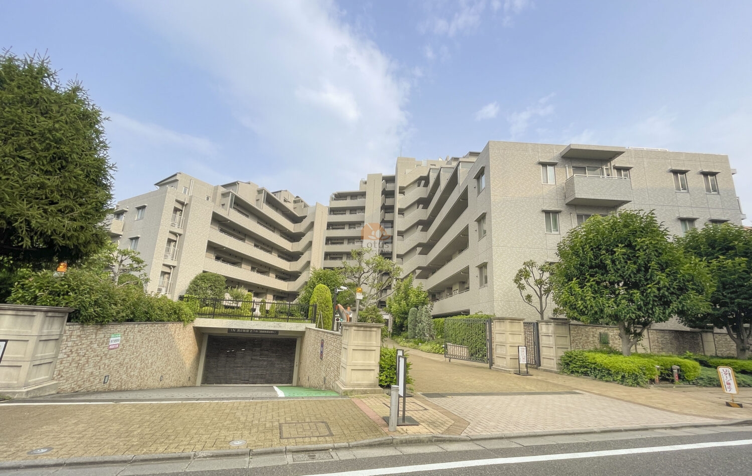 穏やかな住宅街に広がるスケール感ある外観が印象的です。淡いグレートーンのタイルが連なるファサードは、陽光を柔らかく反射し、重厚さの中に上品な透明感を感じさせます。ガーデンヴィラ芦花公園は、平成17年築、10階建てのマンションです。