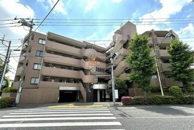 穏やかな光があたる外観は、駒沢通り沿いの整った街区にすっと溶け込む落ち着いた佇まいです。ゆるやかに段階をつけたフォルムが視界に奥行きを生み、居住棟へのアプローチも自然に把握しやすい配置といえます。桜新町駅・上野毛駅方面へ向かうバス停「日本体育大学前」徒歩1分という立地条件を考えると、日常の移動を効率的にしながらも静けさが保たれているバランスの良さを感じます。グランパーク深沢は、平成7年築、5階建てのマンションです。