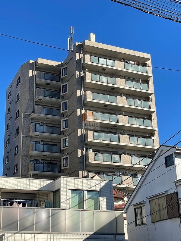 環七通りに面して建つ10階建てのマンションです。淡いベージュ系の外壁タイルが青空に映え、ガラス手すりのバルコニーが整然と並んでいます。角住戸には小窓が配置され、採光と通風に配慮された造りです。周辺には低層住宅が多く、建物の高さが際立って見える立地でした。エンゼルピュア大森は、平成12年築、11階建てのマンションです。