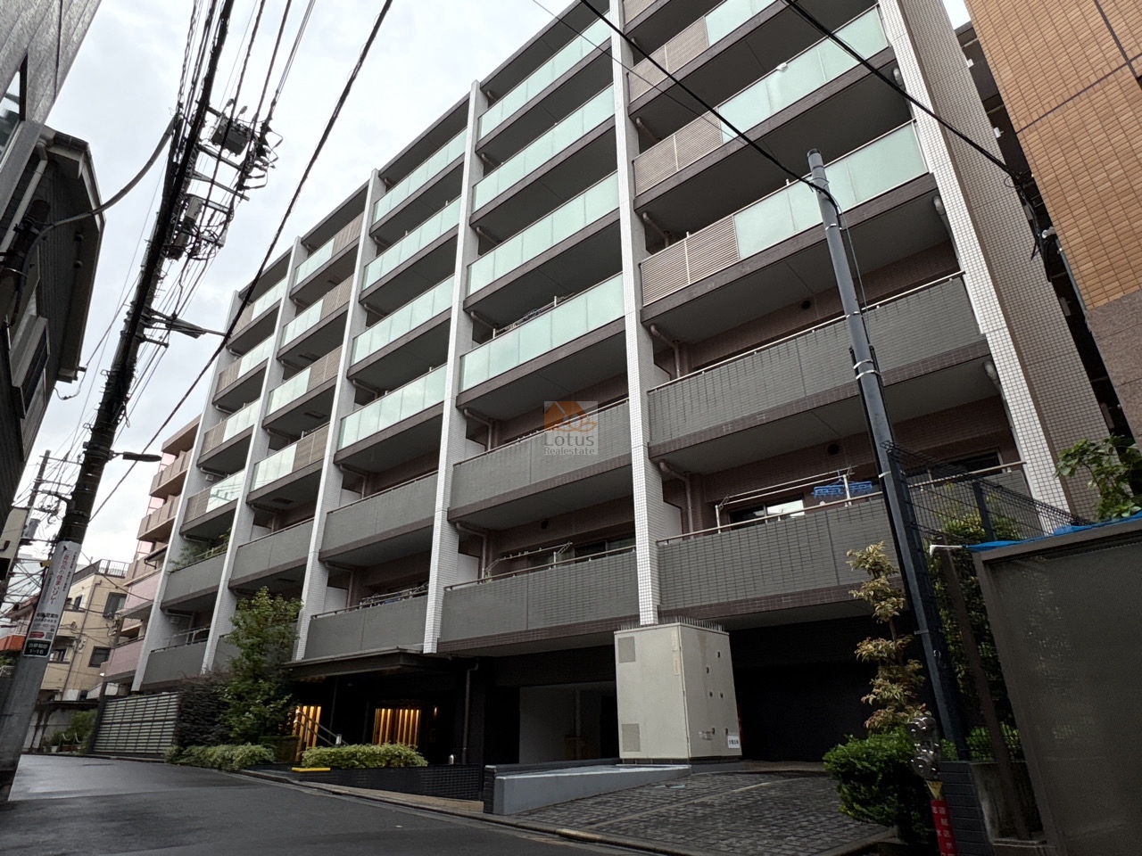 ＢＥＬＩＳＴＡ早稲田の外観です。都電「早稲田駅」徒歩3分という距離感が、日常の移動を静かに軽くします。ガラス手すりと直線的な構成が並ぶファサードは、街並みに対して過度に主張せず、けれど確かな存在感を残す設計です。神田川が北側に流れる立地と相まって、都市にいながらも風の抜けを感じやすい構成といえます。