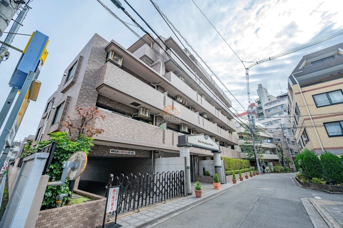 落ち着いたブラウンタイルが均整よく並ぶ外観で、低層住宅が続く幡ヶ谷の静かな道にしっくり馴染んでいます。道路との距離がほどよく、建物の立ち姿がゆったり感じられました。ライオンズシティ幡ヶ谷弐番館は、平成7年築、7階建てのマンションです。