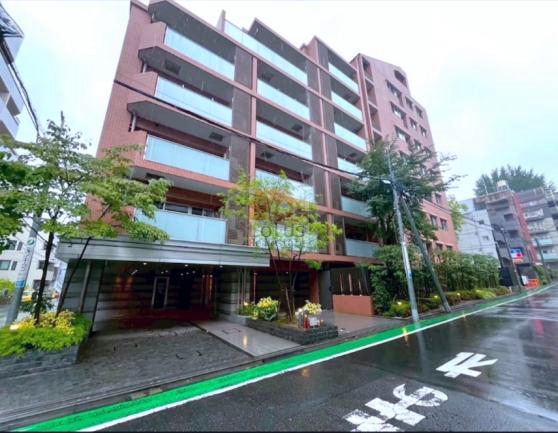 外観は、神楽坂らしい落ち着いた街並みの中に溶け込むような端正な佇まいで、道路との高低差が少なく歩きやすい動線です。「神楽坂」駅徒歩5分・「江戸川橋」駅徒歩7分・「飯田橋」駅徒歩12分という利便性が、通勤や買い物の計画を立てやすくしてくれます。植栽の緑が雨に濡れると少し香り立つようで、都心ながら穏やかな空気が感じられる立地です。「まいばすけっと 西五軒町店」へは徒歩2分と日常の買い足しがしやすく、暮らしのテンポが整いやすい環境です。プレミスト神楽坂は、平成24年築、9階建てのマンションです。