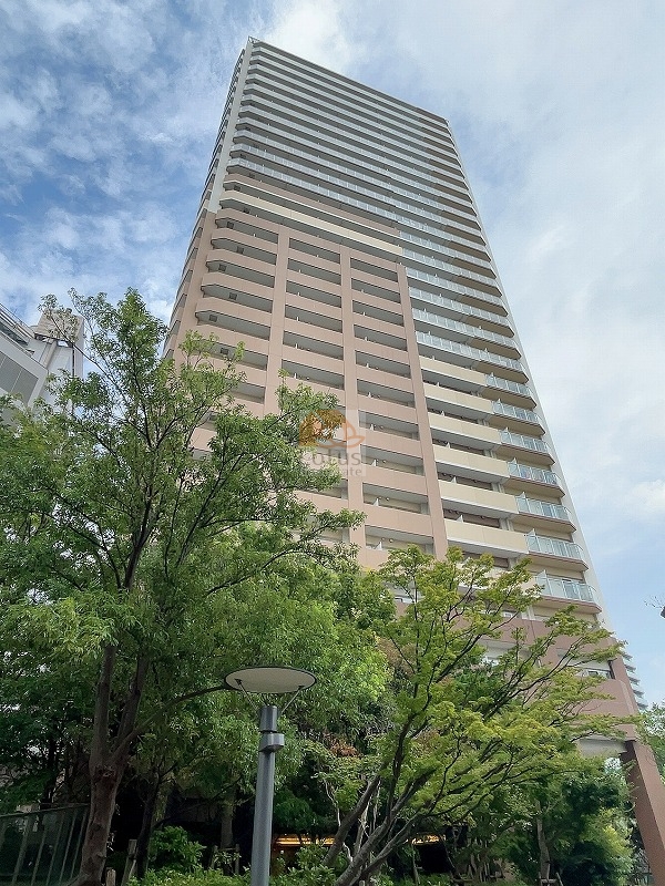 高層階まで続く水平ラインが軽やかで、足元の樹木と重なって少し柔らかさを感じます。総戸数245戸・28階建てのタワーらしい存在感があり、「西巣鴨」駅徒歩3分という立地でありながら視界が空へ抜ける印象です。パークタワー滝野川は、平成25年築、28階建てのマンションです。