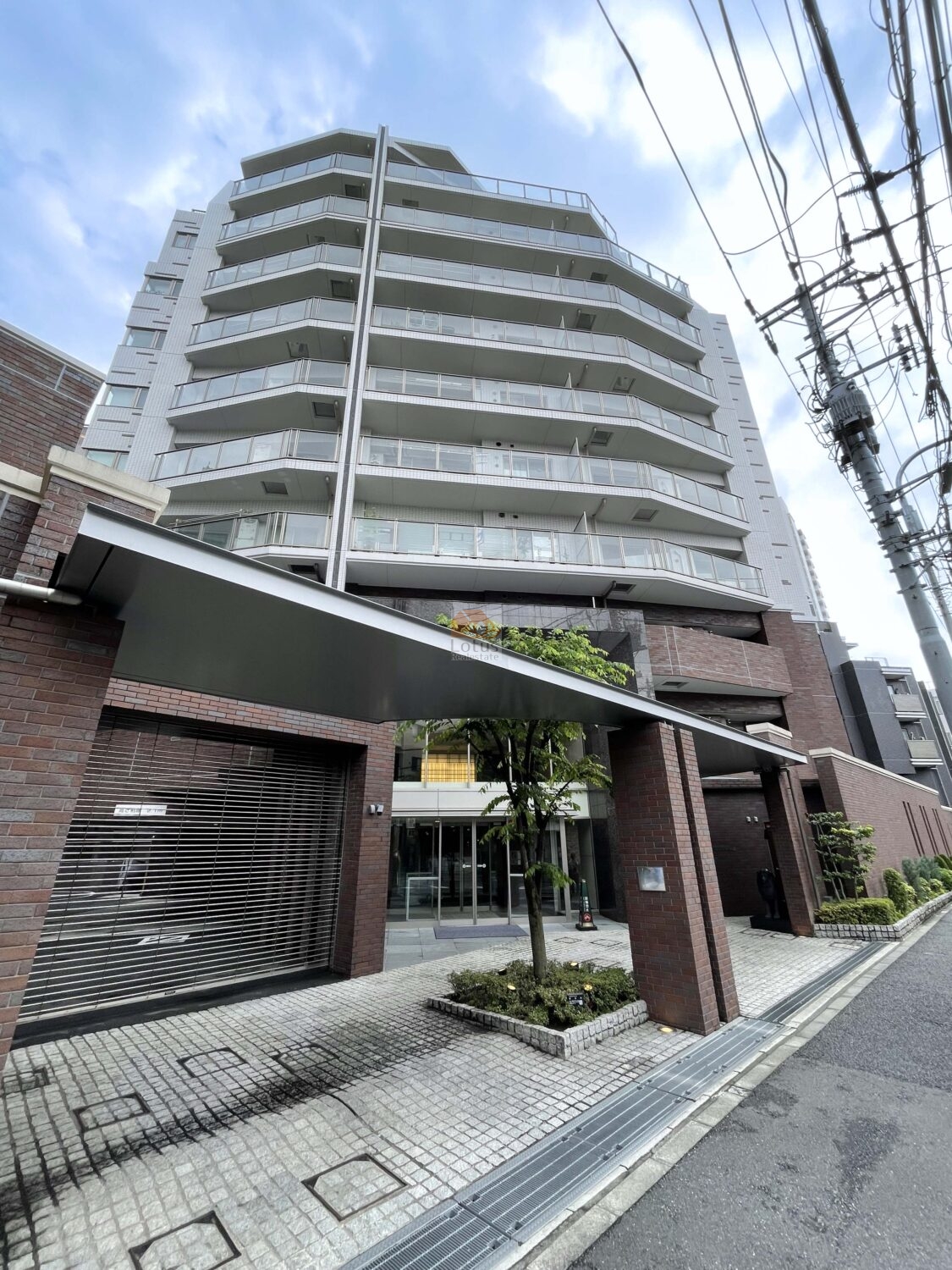 鉄骨鉄筋コンクリート造のレジデンスが11階まで伸び、高さのある外観が印象的です。エントランスから住戸バルコニーまでのラインが整っていて、駅徒歩2分の立地にふさわしい落ち着いた存在感があります。総戸数108戸の規模感もあり、通り沿いでも圧迫感が少ない開放的な配置計画となっています。ライオンズ石神井公園ステーションゲートは、平成23年築、10階建てのマンションです。