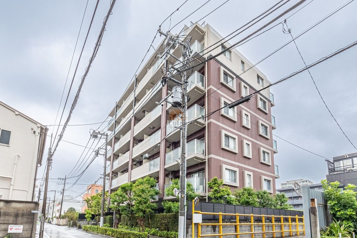 志村坂上駅から徒歩11分ほどの住宅街に建つ外観で、落ち着いた色味のタイルとバルコニー手すりのガラスが明るさを出しています。前面道路は車通りが控えめで、散歩ついでに小豆沢公園へ向かいやすい立地です。グローベル志村坂上プライムシティは、平成19年築、7階建てのマンションです。