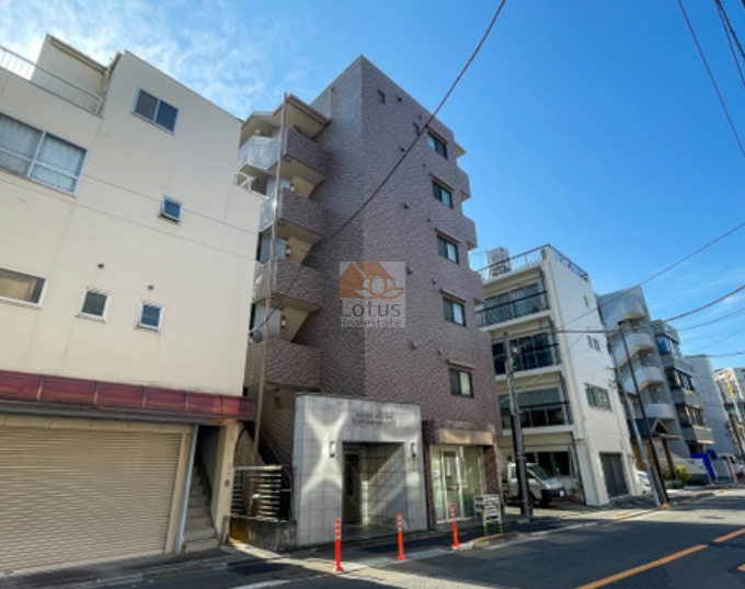 文京区水道2丁目に建つRC造6階建てで、ブラウン系タイルの外壁が通りに落ち着いた印象を与えます。江戸川橋駅徒歩3分の距離感が、日常動線を短く整える外観構成です。