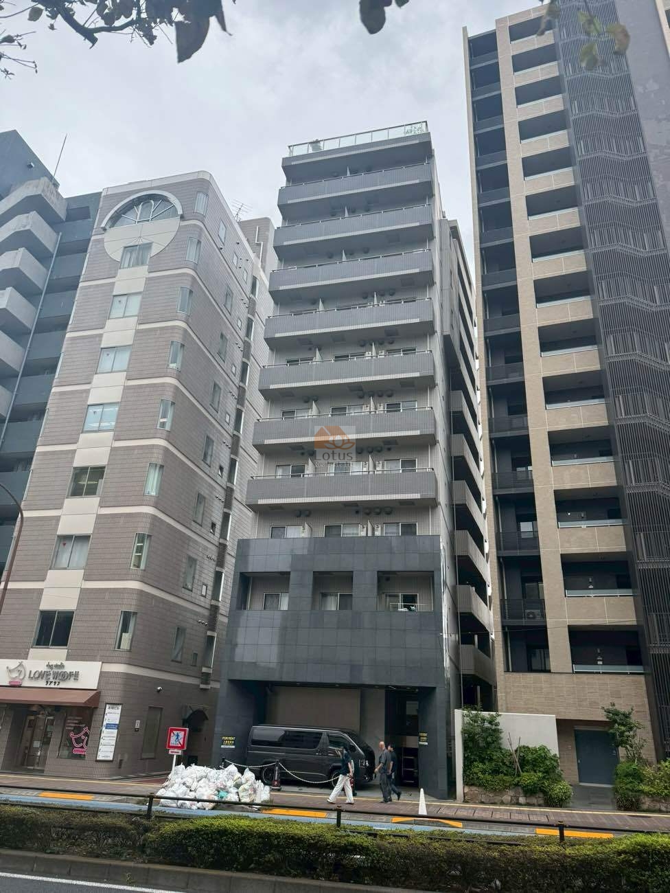 春日通り沿いに建つ12階建ての外観で、縦方向にすっと伸びたフォルムが街並みの中でも分かりやすい存在です。前面道路は交通量がありますが、その分視界が開け、日中は空の明るさを感じやすい環境といえます。「茗荷谷駅」徒歩10分という距離感に加え、オートロックと宅配ボックスを備え、徒歩3分圏に「ミニストップ 茗荷谷店」「小石川郵便局」「三徳 茗荷谷店」がそろうなど、生活の実用性を優先した立地構成です。